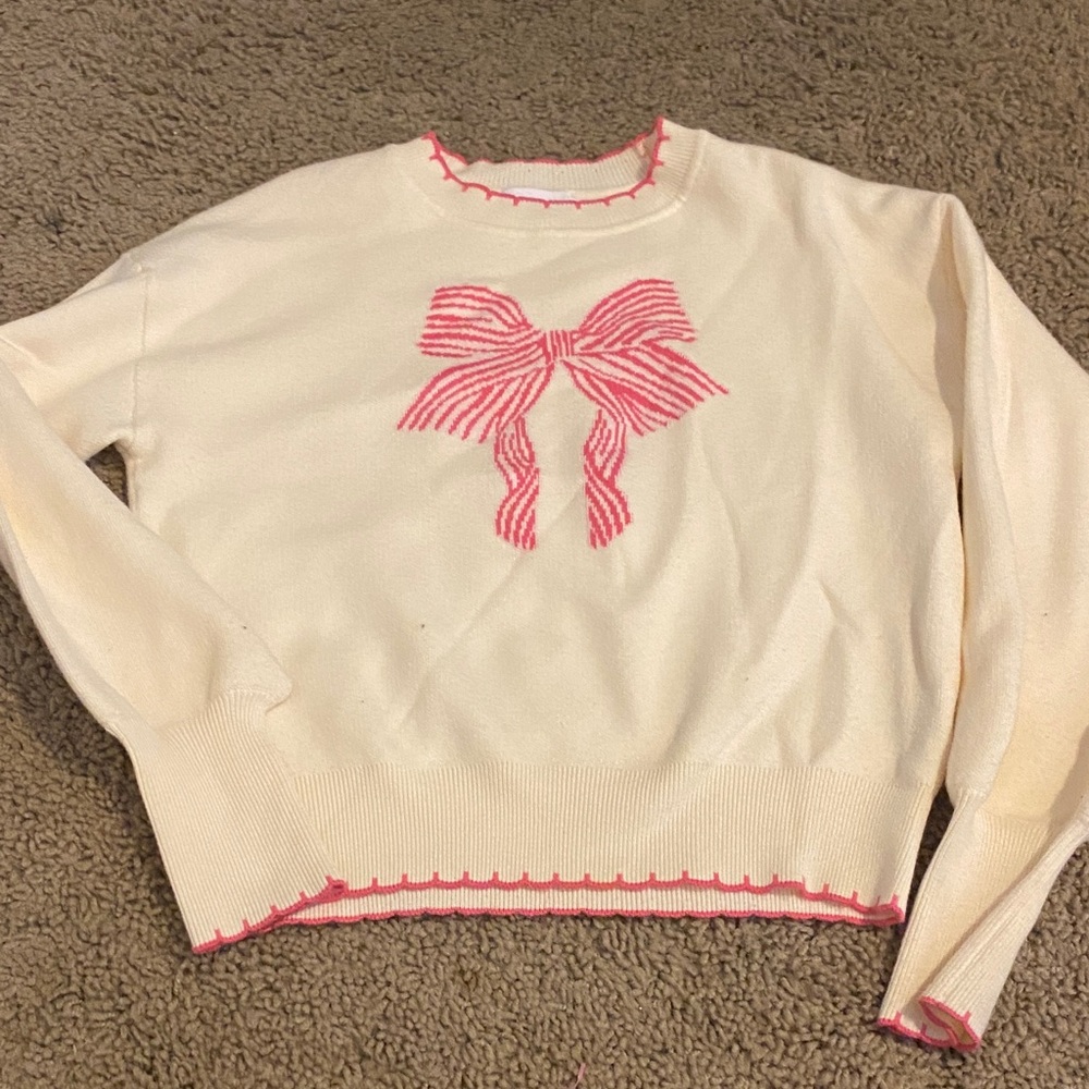 Elegant Cream Sweater with Pink Bow Accent